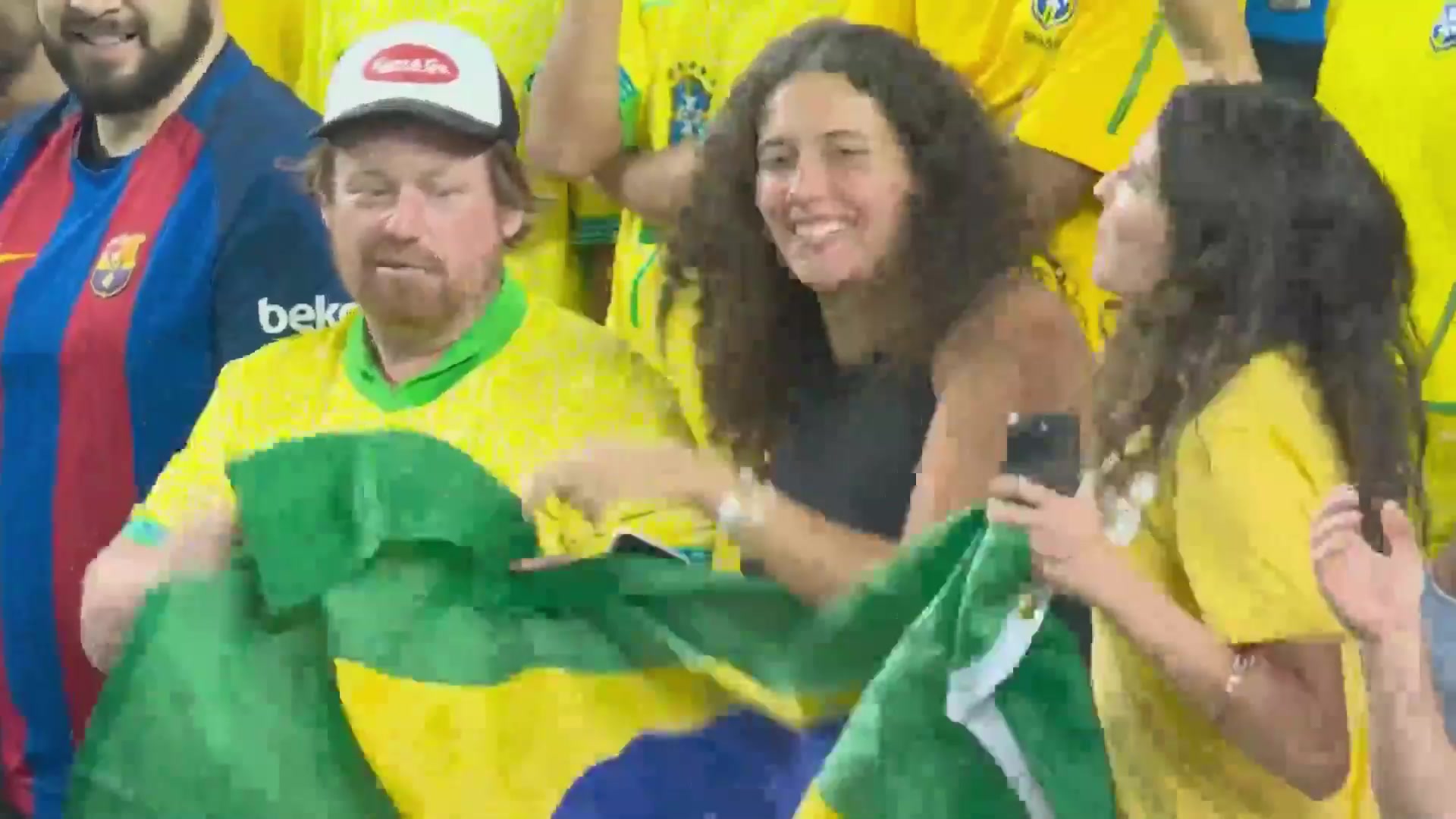 赛后捕捉这两位巴西女球迷我看也是风韵