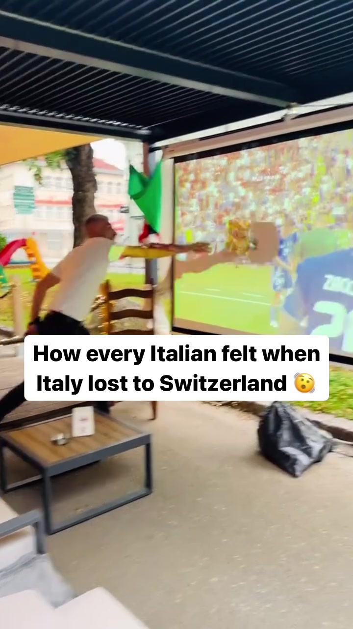 被瑞士淘汰，愤怒的意大利球迷将披萨饼